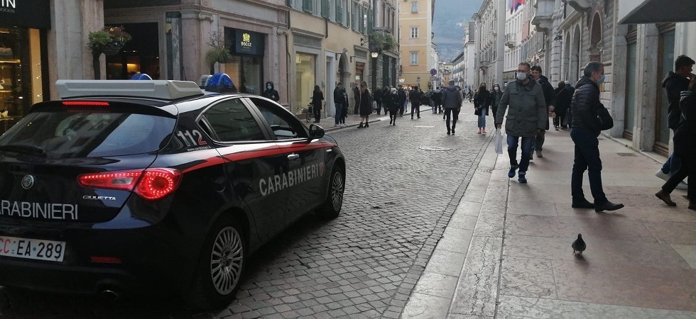 Ruba abbigliamento intimo per 50 euro poi si scaglia contro la sicurezza: arrestato in zona stazione mentre tenta di fuggire